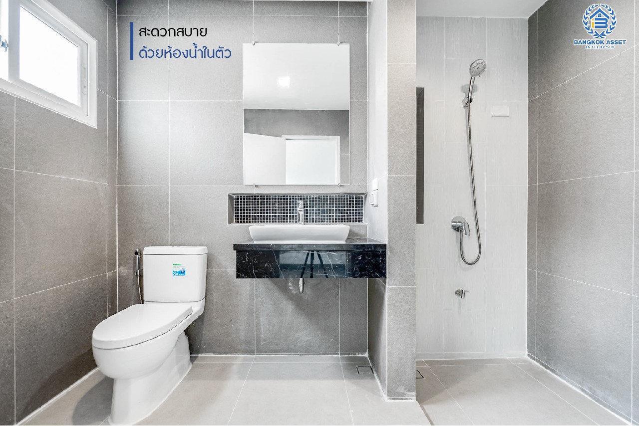 บ้านมือสองตกแต่งใหม่ คุณภาพแบรนด์ AP ม.เดอะเซนโทร รัตนาธิเบศร์-ราชพฤกษ์ หลังมุม ดีไซน์ Classic เนื้อที่ 58.2 ตร.ว. ฟังก์ชันจัดเต็ม 3 ห้องนอน 3 ห้องน้ำ จอดรถได้ 2 คัน บนทำเลศักยภาพ เชื่อมต่อหลายเส้นทางทั้ง ถ.ราชพฤกษ์ ,ถ.รัตนาธิเบศร์ และถ.กาญจนาภิเษก และเพียง 5 นาทีถึงรถไฟฟ้า "สถานีบางพลู"...